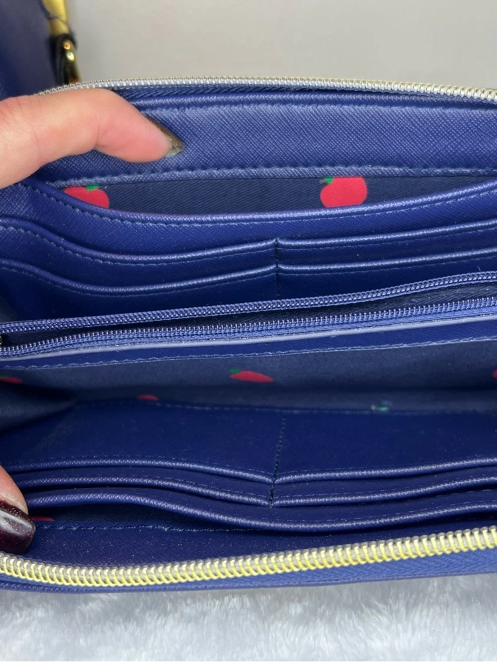 Loungefly Snow White Satchel/crossbody and wallet EU - Picture 9 of 11